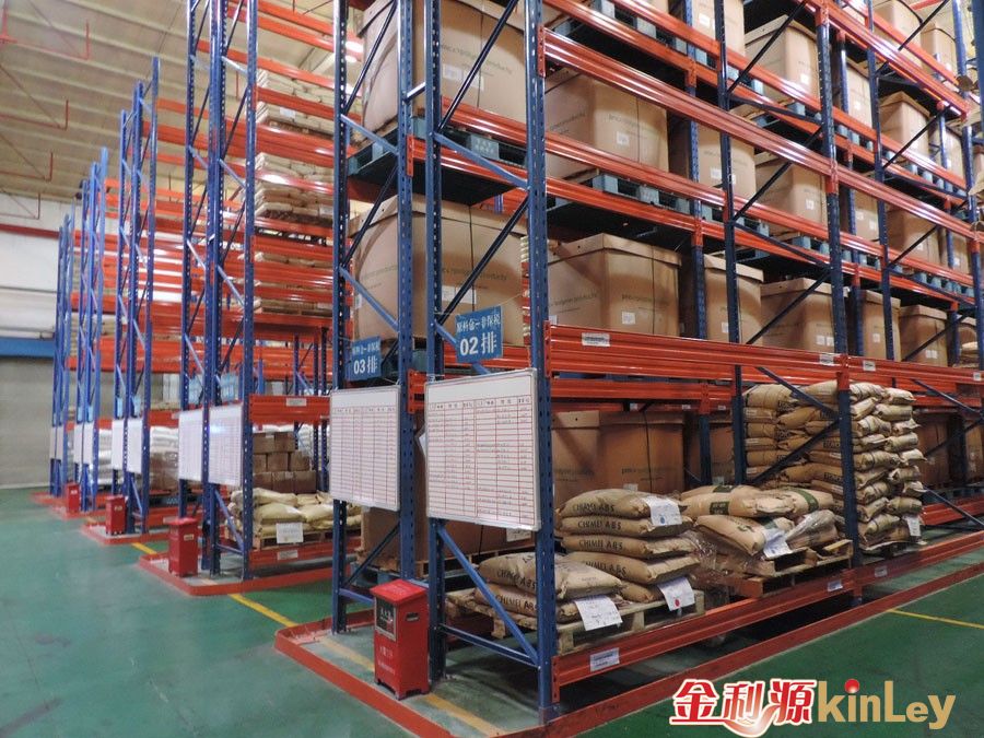 塑膠注塑行業(yè)倉(cāng)庫(kù)-窄巷式貨架